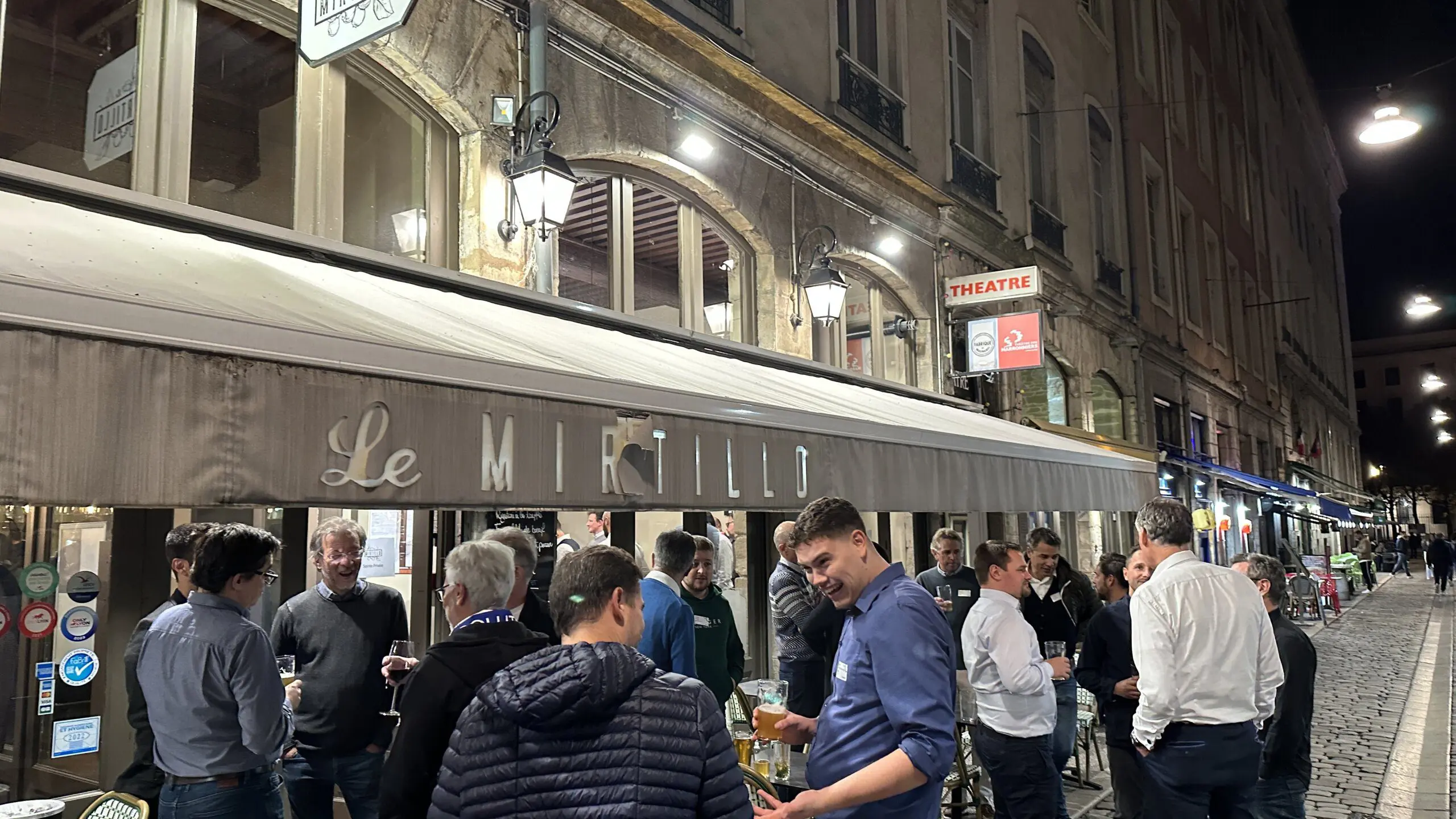 Gesellige Menschen vor einem Restaurant