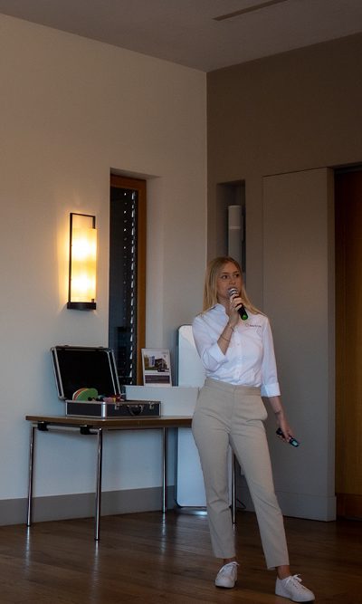 Sophie Braun hält einen Vortrag auf dem YAVEON Kundentag